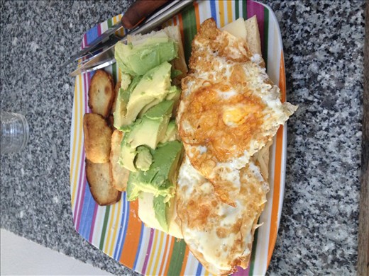 tortilla de patatas con cafe leche 