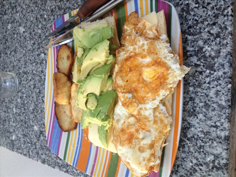 tortilla de patatas con cafe leche 