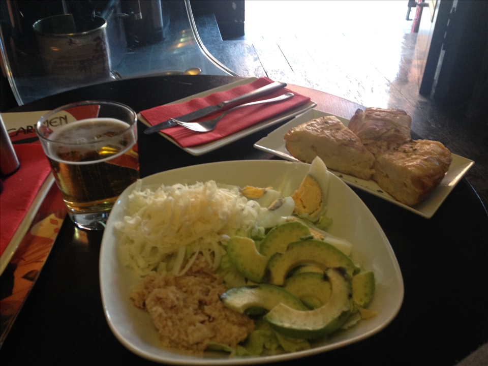 tortilla de patatas con ensalada