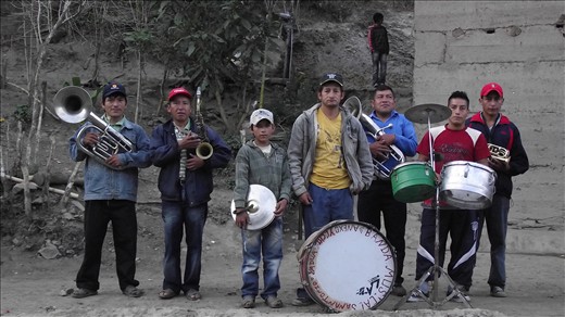 la banda de música que toca a partir de las 6 de la mañana