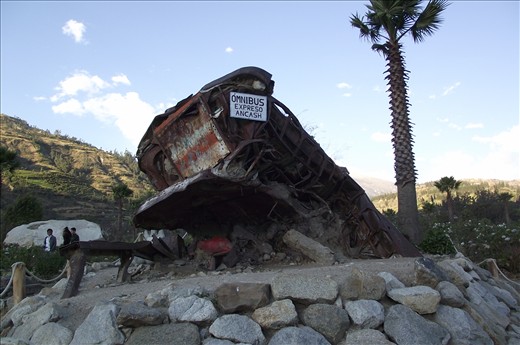 resto de un bus después del terremoto y alúd del 70