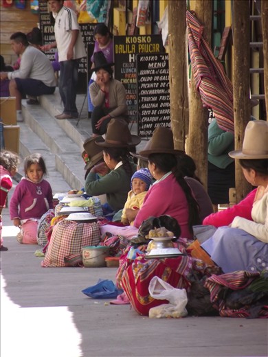 vendedoras indígenas cerca de aguas termales