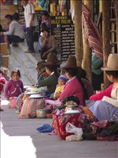 vendedoras indígenas cerca de aguas termales: by tempolibre, Views[417]