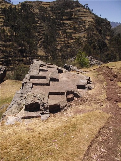 découpe des pierres  des terrasses dans les rochers
