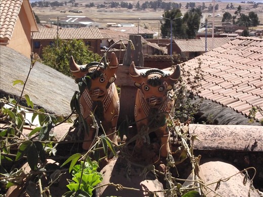 figurines sur les toits des maisons