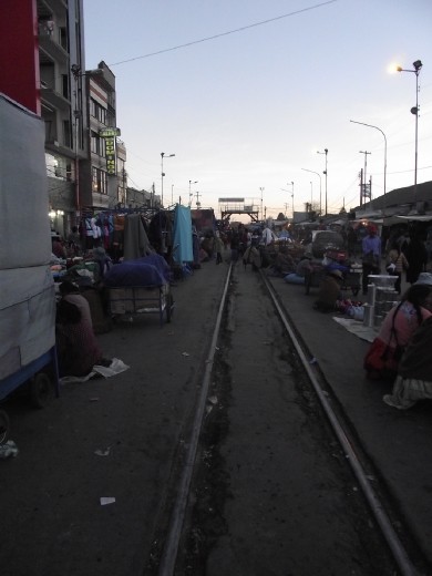 marché d'Oruro au milieu de la voie ferrée