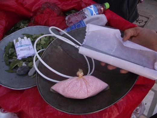 outils du mineur : feuilles de coca, clopes, boisson gazeuse, alcool à 90 et dynamite!