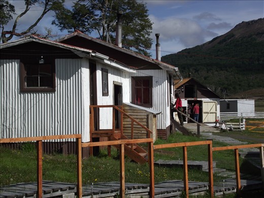la maison des gardes parc et l'atelier au fond
