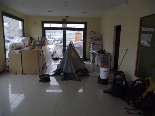 Camping dans une agence de vente de voitures...les hasards du stop!