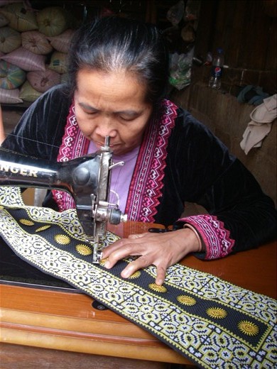 Creating the fine needlework with foot pedaled sewing machine