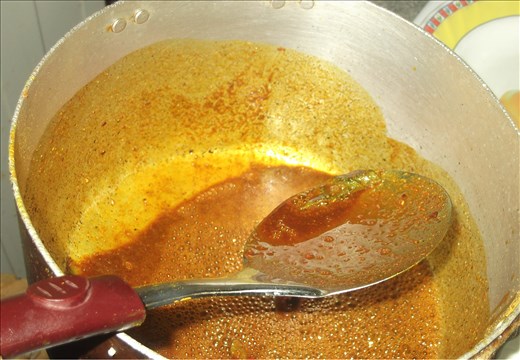 Mixing the ingredients with the sauce and curry powder
