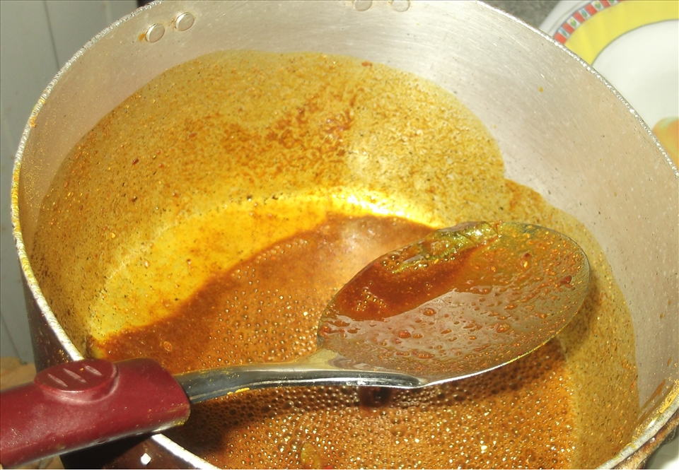 Mixing the ingredients with the sauce and curry powder