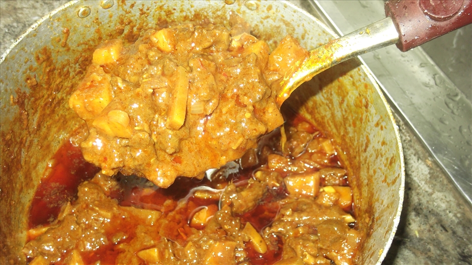 checking the bat is well cooked before removing