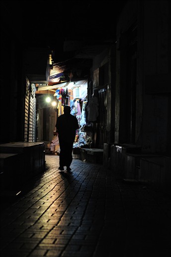 The story at night in Muttrah,the heart of stories,ends by turning back to home.