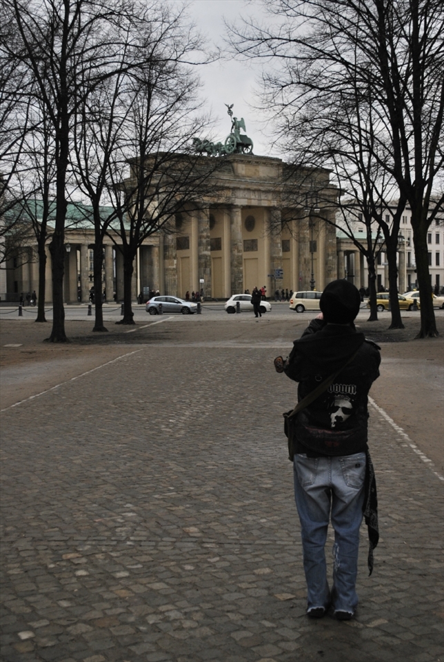A fellow student in front of Der Brandenburger Tor.
