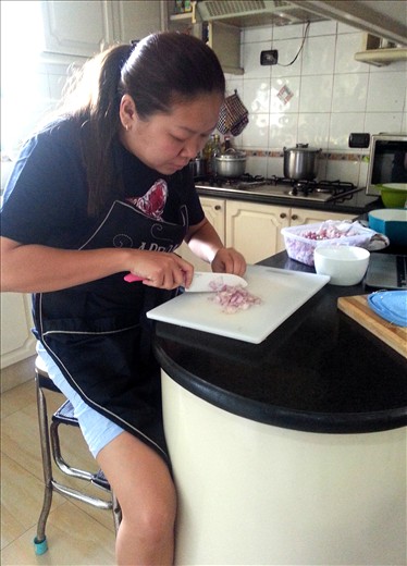 slicing onions need much concentration