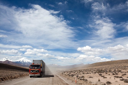 A truck with a red cap, like that of the Bolivian driver, heading from Bolivia.