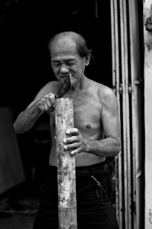 Mr. Soon, 67 years old, a traditional craftman in George Town, Penang, worked his entire life as a weaver of bamboo and rattan trades. Comes with skillful hands and trained by parents since young, for more than 50 years, he carried this trade as his life and soul till to date. Seen in the picture, is a seemingly blunt triangular knife that cuts nothing but the bamboo, it was passed down by his late parents and it is more than a century old.