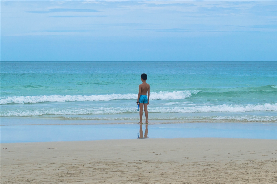 Koh Samui. a boy looking at the horizon. 