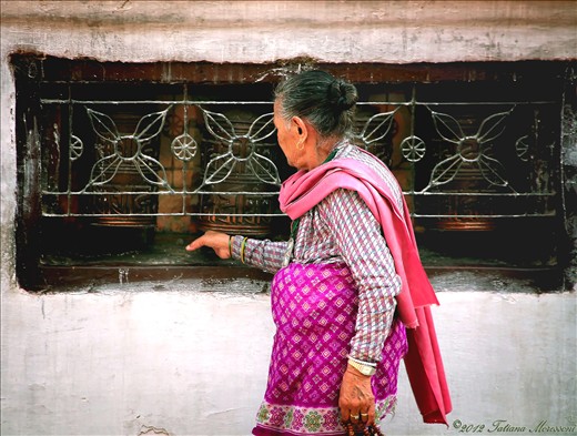 …I never saw a prayer wheel (Or” Mani wheel“) before arriving to Nepal, so I was