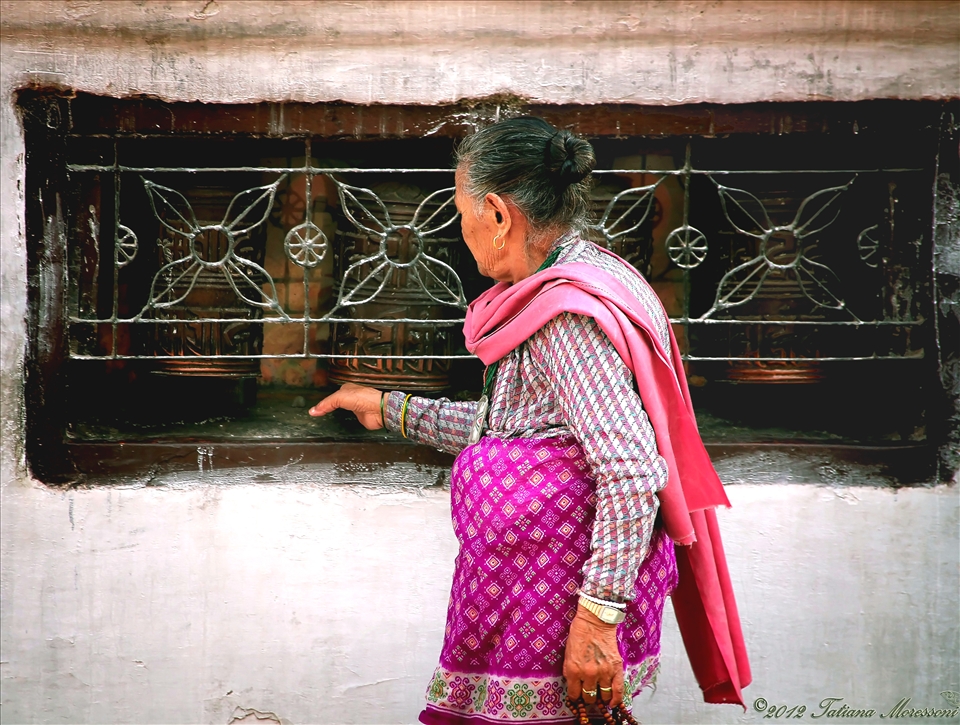 …I never saw a prayer wheel (Or” Mani wheel“) before arriving to Nepal, so I was