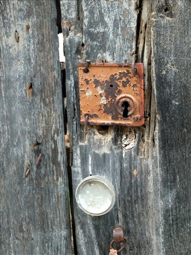 Come in and get to know or imagine the life of those who lived there!