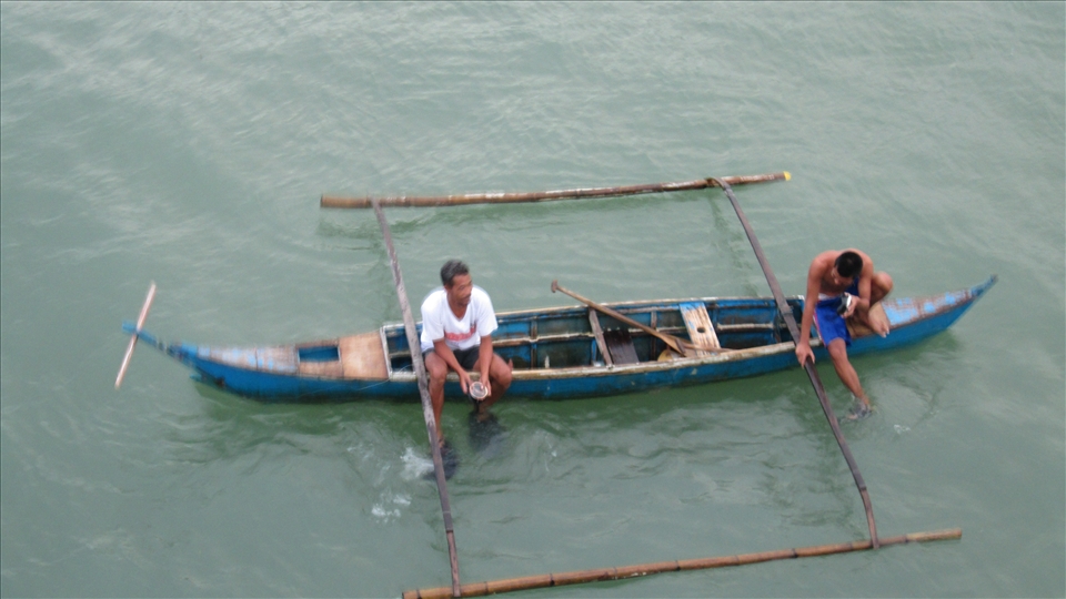 Gyspies at Matnog pier waiting for ferry passengers to throw coins.