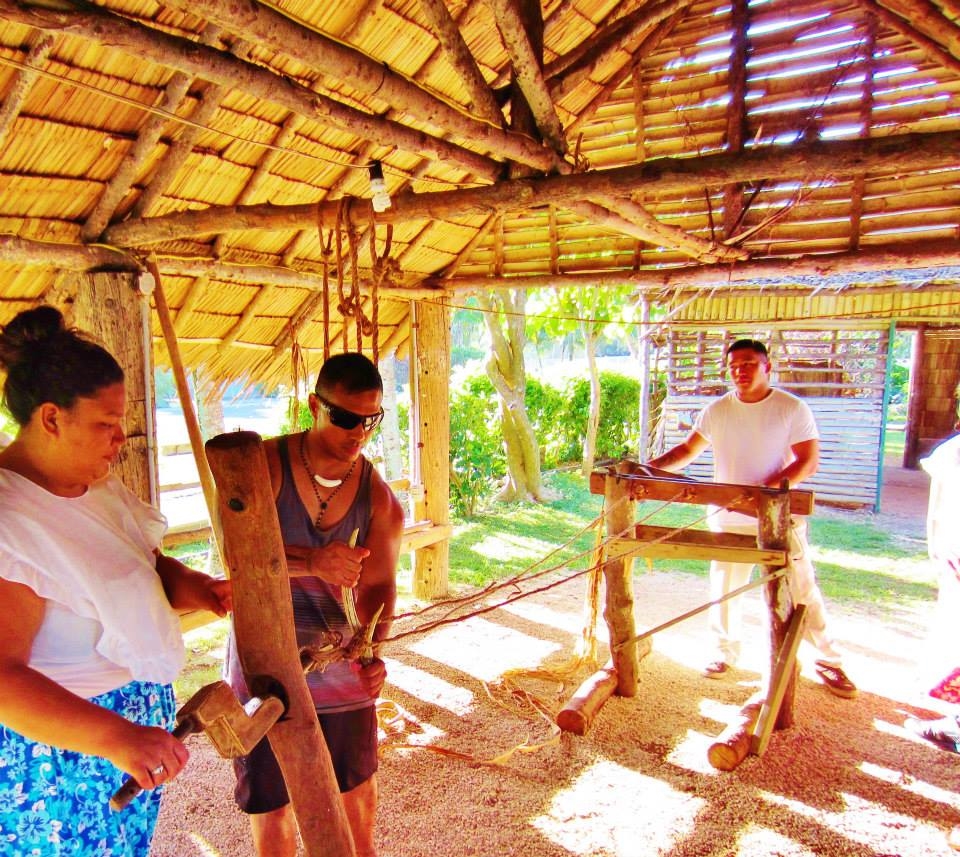 Sometimes it's good to work
[Making rope from scratch (Guam, Mariana Islands)]