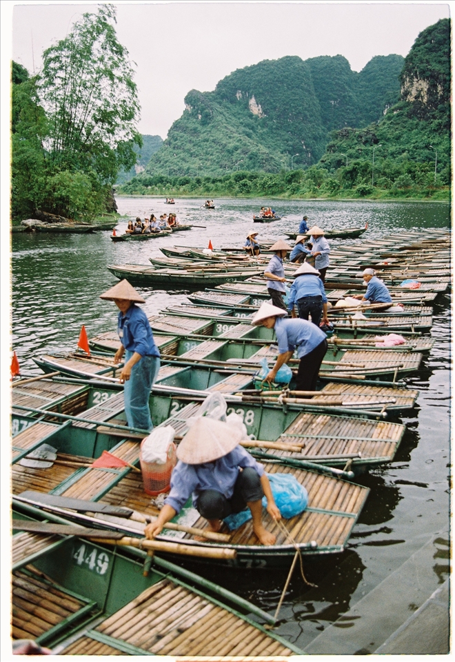 After steering the ferry back to the departure, most of the ferrywomen are ligaturing the ferries together while some of them are taking a rest after a long and tiring trip. 