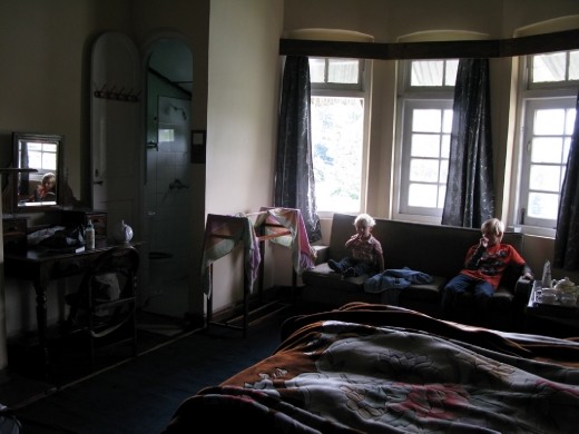 our room in what once was Lord Clifton's bungalow in Nuwara Eliya.. it hadn't changed... neither had the blankets! soooo coooold and a bit holey!