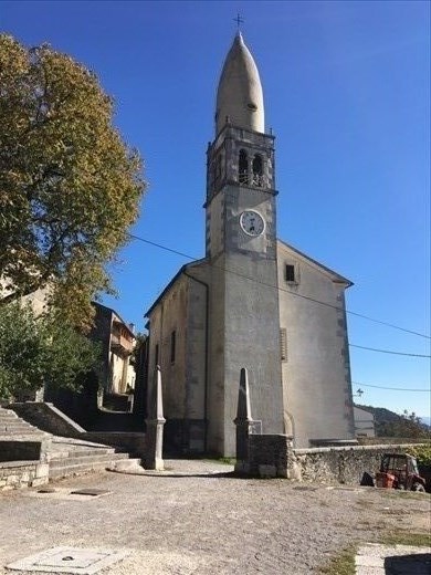 Church in castle grounds Stanjel