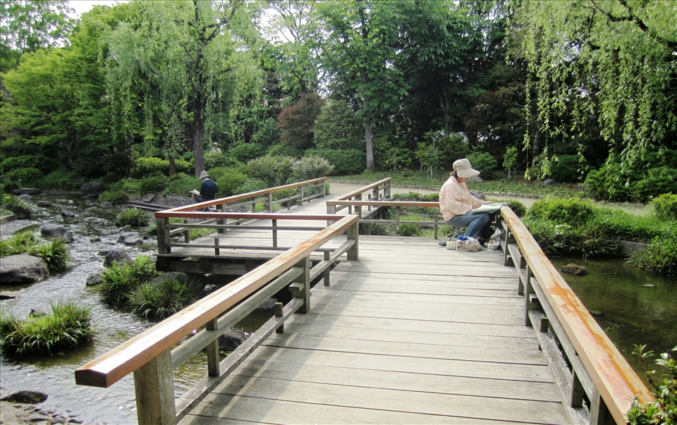 Senior citizens illustrating scenery during a lazy, calm midday in Sakai City.