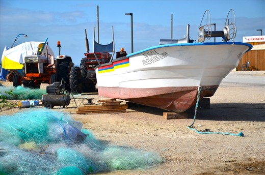 After a summer with little fish in the Portuguese coast, all fishermen in the winter time fix all your fishing equipment. In this photo we can see all the equipment that will pass through the hands of the fisherman to be repaired!
