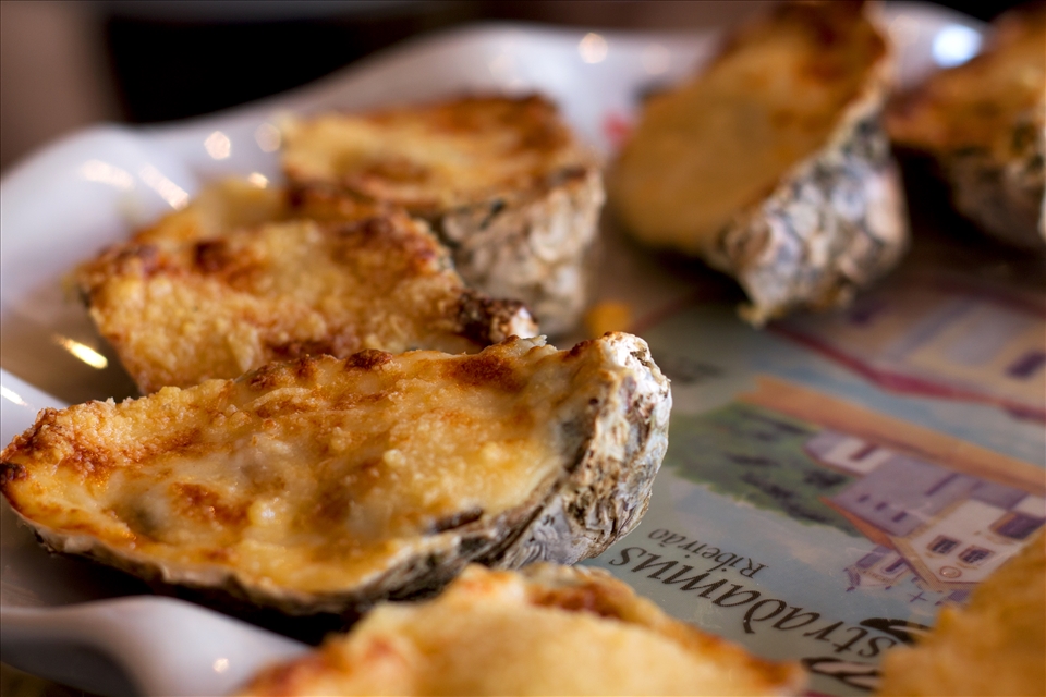 In Ribeirão da Ilha, you can eat all kinds of oysters: fresh with salt and lime, gratin, steamed with vinaigrette… Make sure you also taste the dishes with shrimp and tainha fish and you’ll have the finest Azorean-Brazilian eating experience!