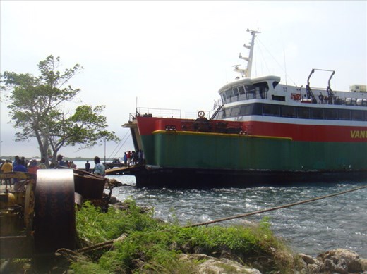 The ferry uses a dismanteled steamroller as mooring post, Litzlitz, Malekula.