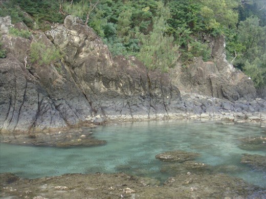 No other way than walking on the reef, between Limbinwen and White Sand, Malekula.