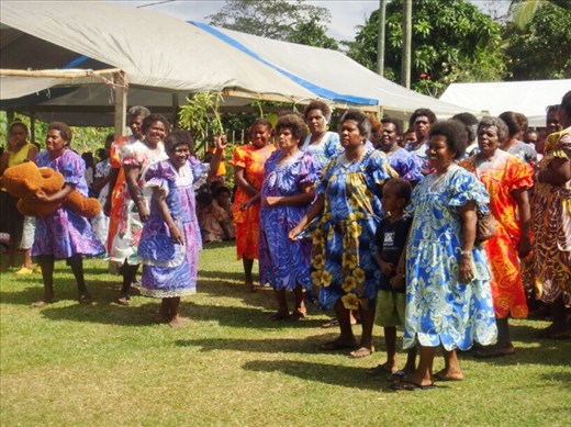 Women lining up..., Banban, Espiritu Santo