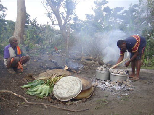 Robert baking bread, former chief observes, Lownelapen, Tanna.