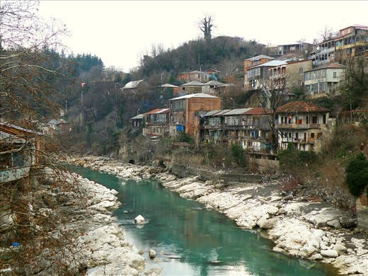 Sometimes we come to mountain towns. Old houses surround rivers.
