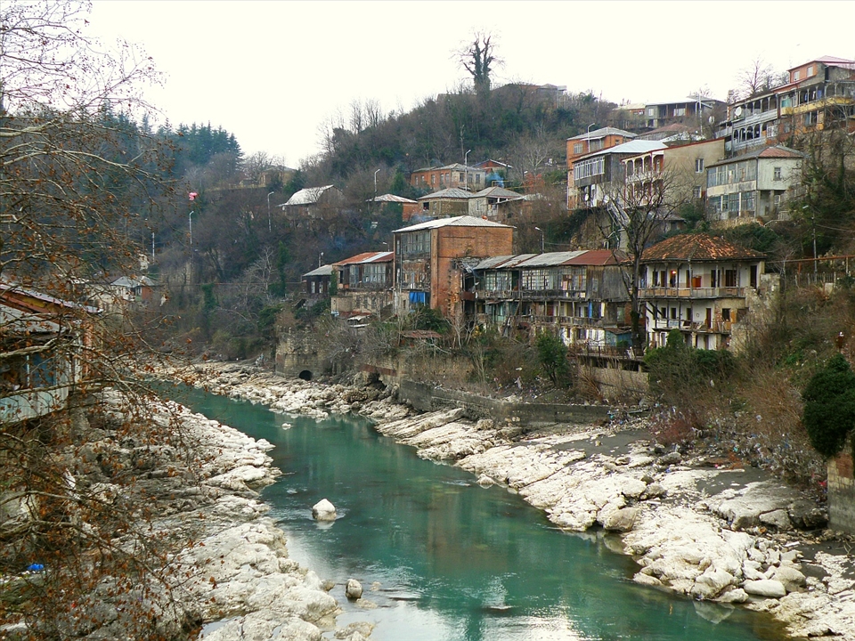 Sometimes we come to mountain towns. Old houses surround rivers.