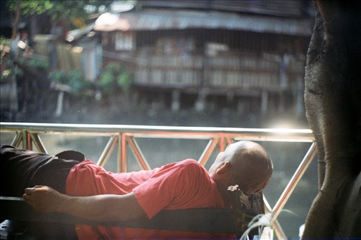 I go to Bangkok and find myself in the forgotten district in downtown. It's not far from all the tourist places but yet no sign of tourists there. It gets dirtier and more real.