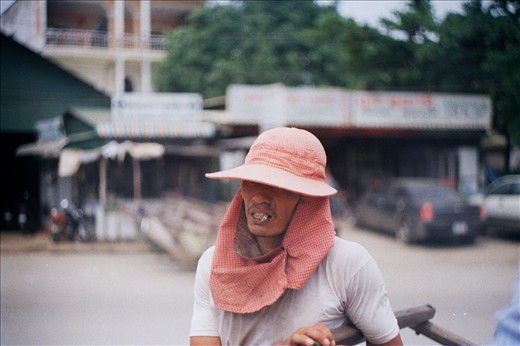 I finally cross the border and come into another world. Welcome to Cambordia! 