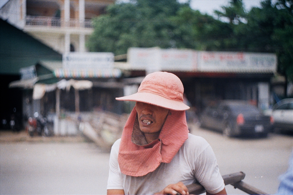 I finally cross the border and come into another world. Welcome to Cambordia! 