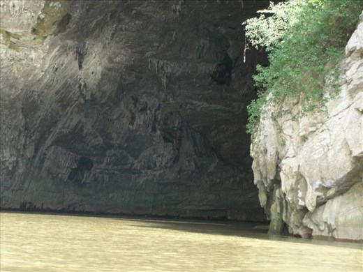 Entrance Puong cave 