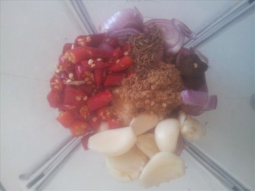 1.	Roughly chop shallots, garlic, ginger, galangal and chillies. Place in a food processor or blender along with the nutmeg, caraway and coriander.  