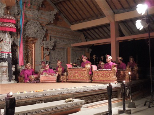 Musicians...their synchronicity quite impressive. 