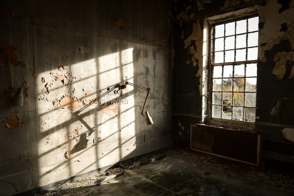 The post-op recovery room feels more like a place of bizarre human experimentation. This wing was used to develop the procedures of Lobotomy and Electro Shock Therapy. 