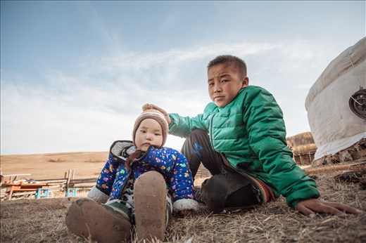 These cousin watch on while their new winter home is being built