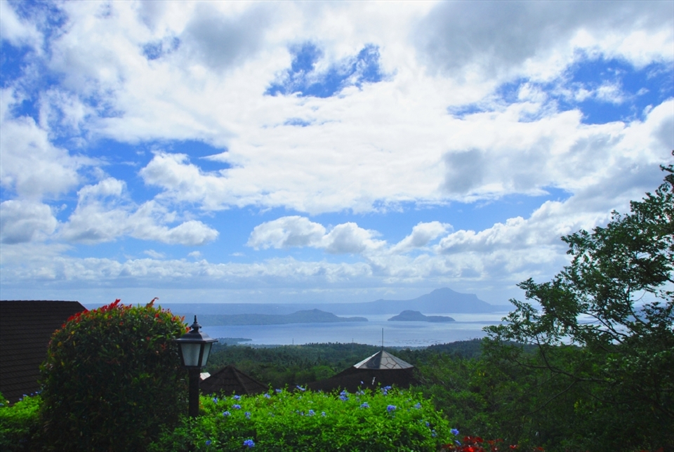 The city’s name, Tagaytay, is believed to have come from the word “mananagaytay” which is a Tagalog word which means “to traverse ridges.”