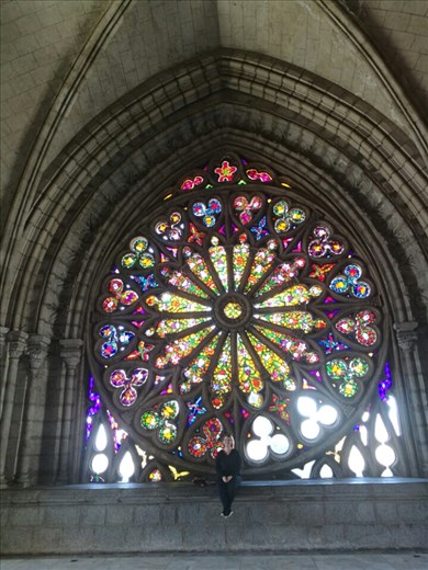 Basilikaen har et meget stort og smukt vindue i farvet glas